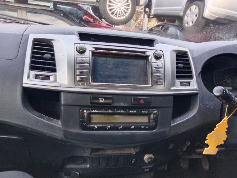 Toyota Hilux 2014 White Wrecking