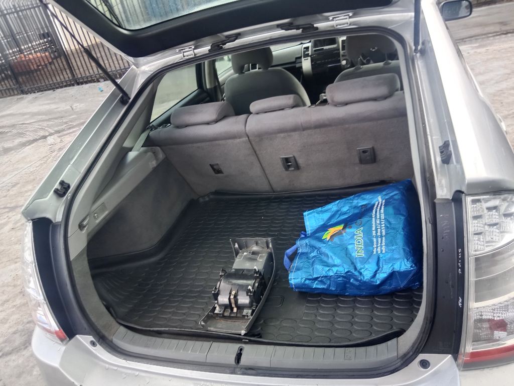 Toyota Prius Hybrid 2005 Silver Wrecking - Image 16