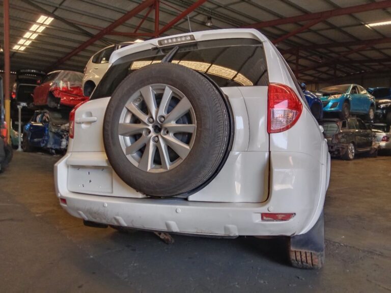 Toyota RAV4 2006 White Wrecking - Image 3