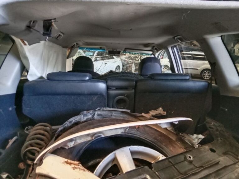 Toyota RAV4 2006 White Wrecking