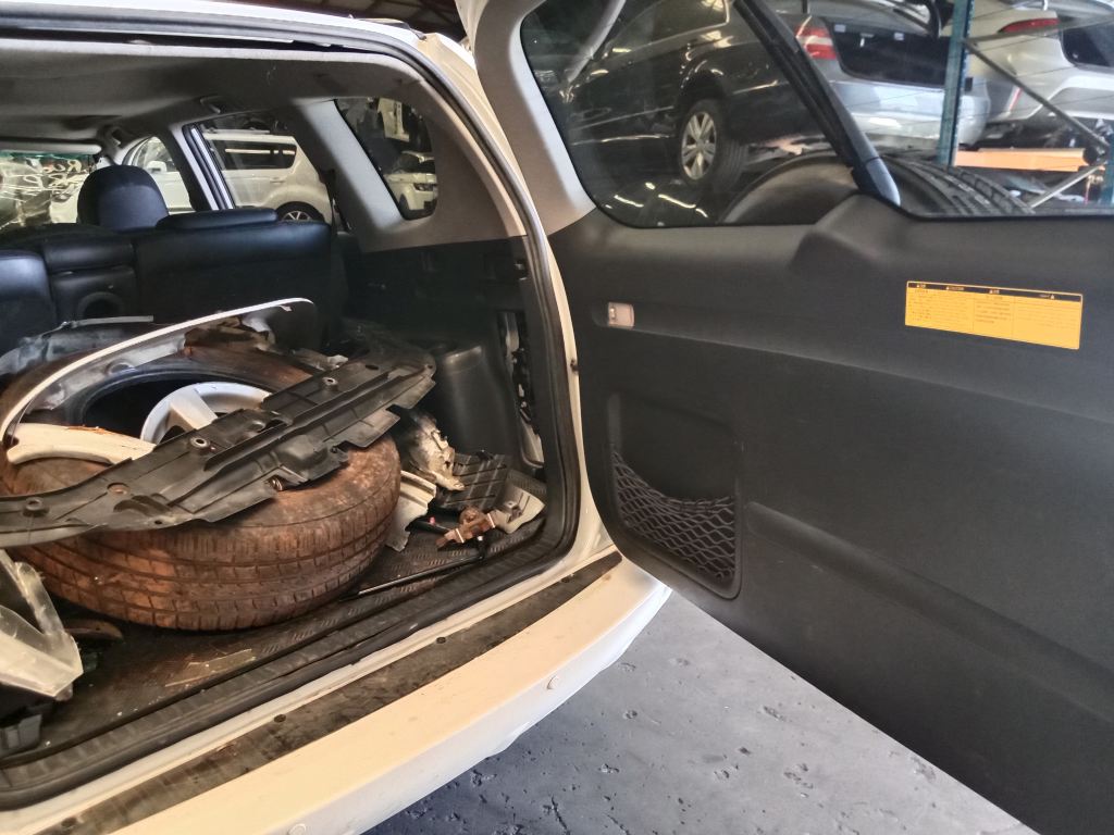 Toyota RAV4 2006 White Wrecking