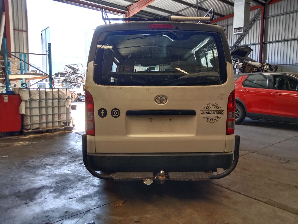 Toyota hiace 2014 White Wrecking