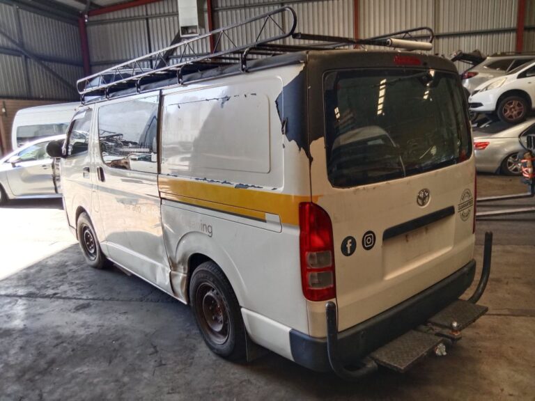 Toyota hiace 2014 White Wrecking