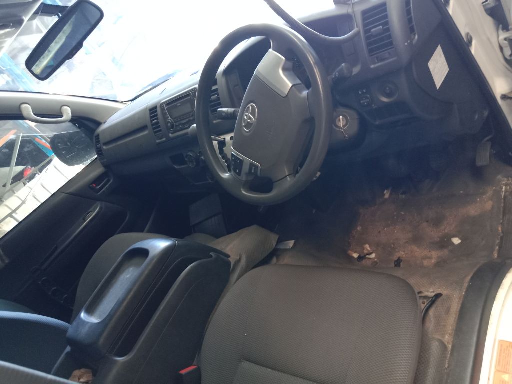 Toyota hiace 2014 White Wrecking