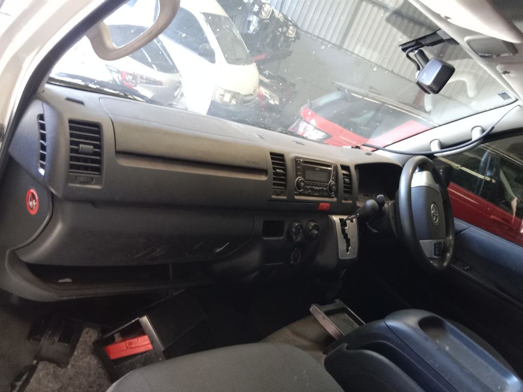 Toyota hiace 2014 White Wrecking