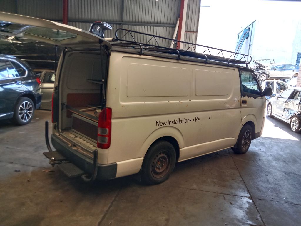 Toyota hiace 2014 White Wrecking