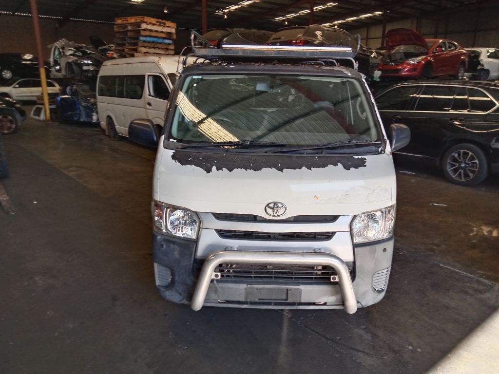 Toyota hiace 2014 White Wrecking